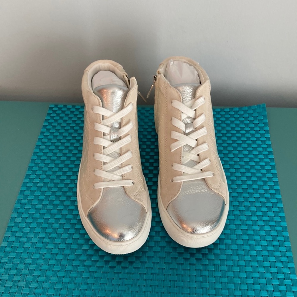 Kenneth Cole NIB Women's Size 8 Off-White & Silver Sneakers